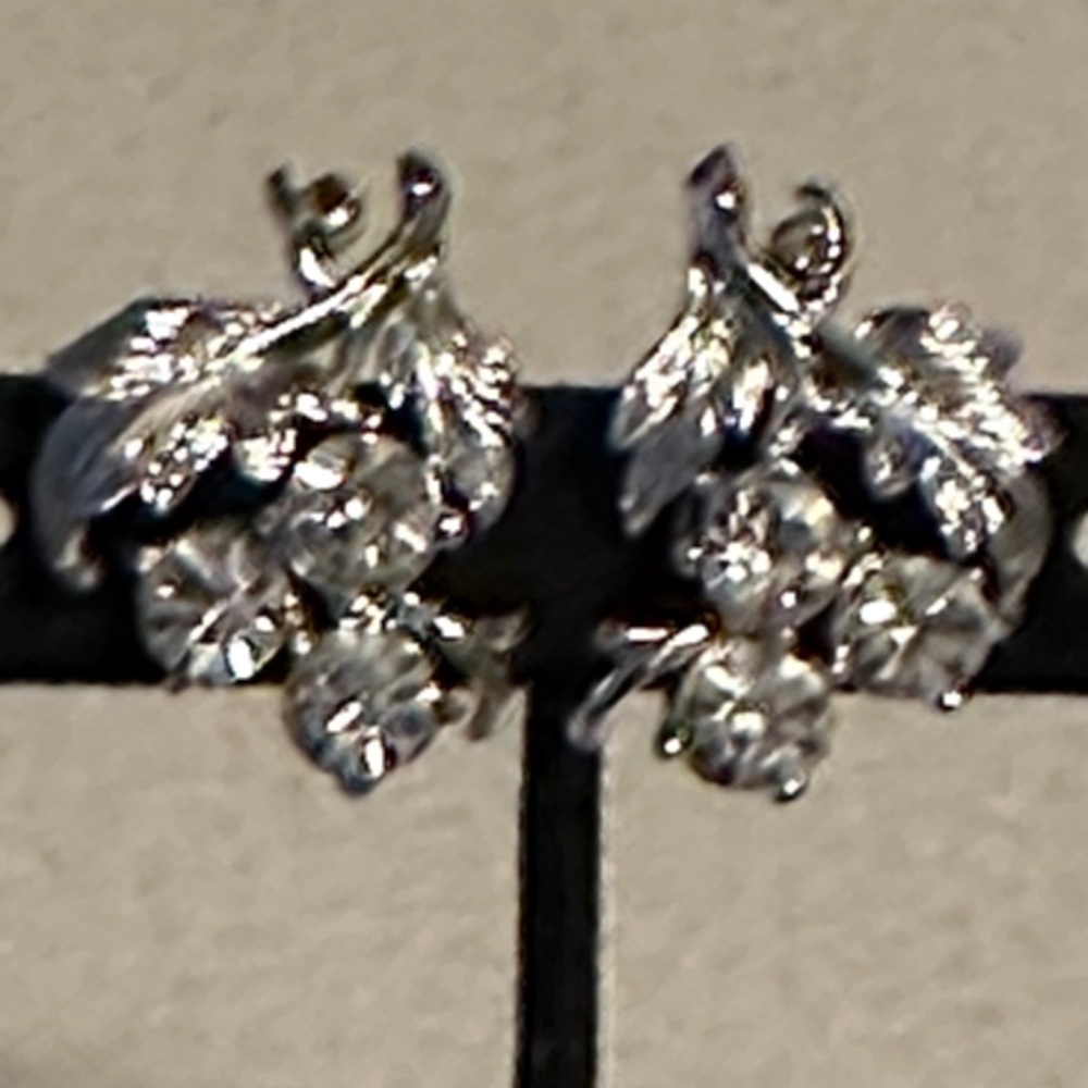 Vintage Coro Elegant Silver Leaf andCrystal rhinestone screw back Earrings (818)